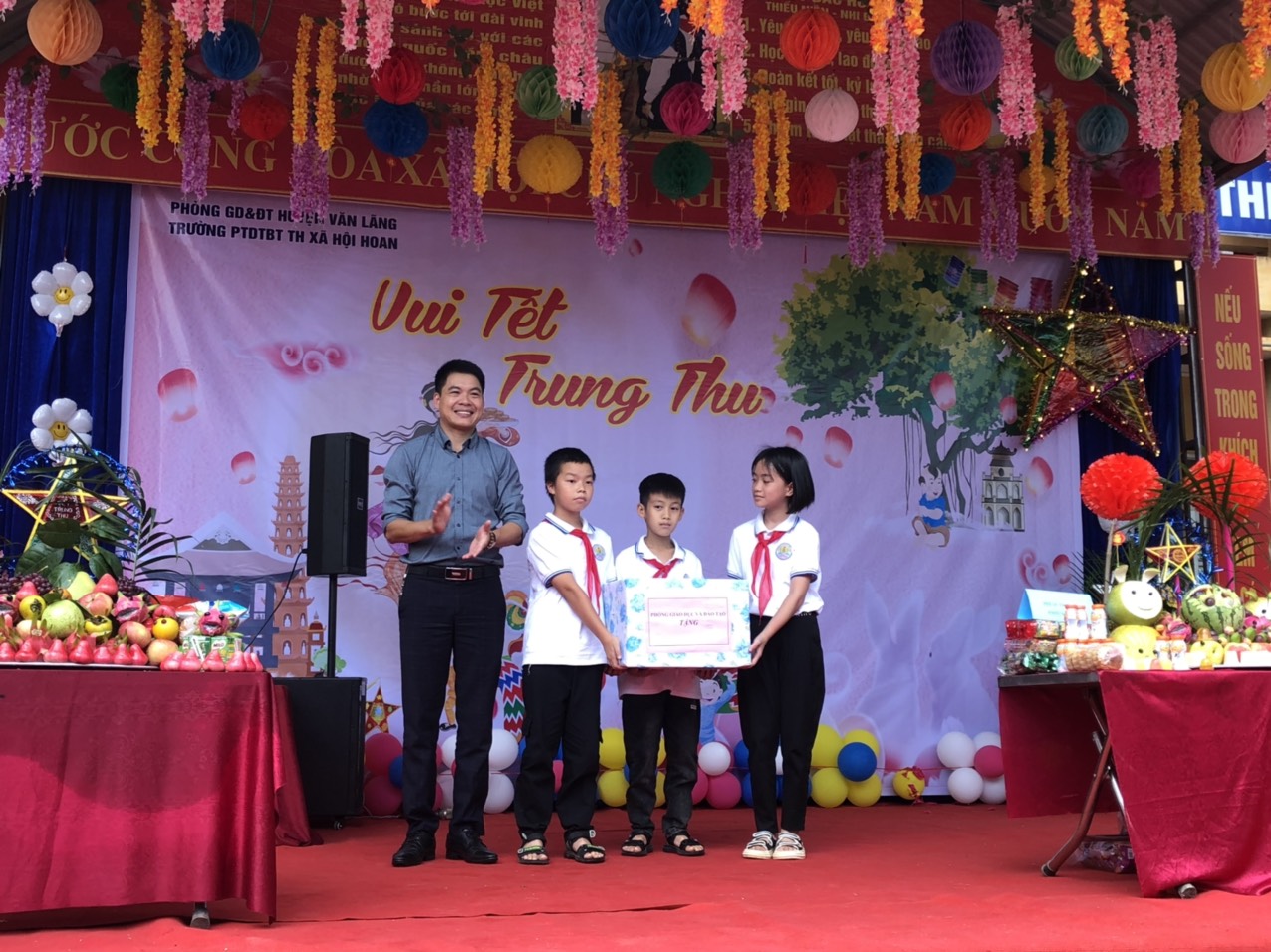 Trưởng Phòng GD - ĐT huyện Văn Lãng đến thăm và tặng quà các e học sinh
