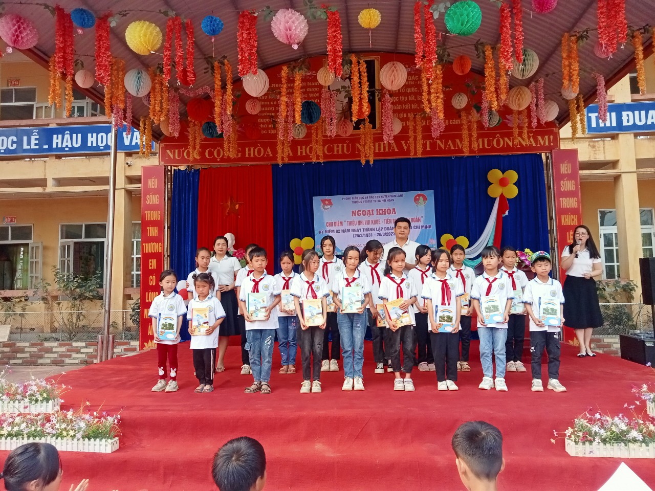 Học sinh đạt thành tích trong đợt thi đua chào mừng ngày thành lập Đoàn