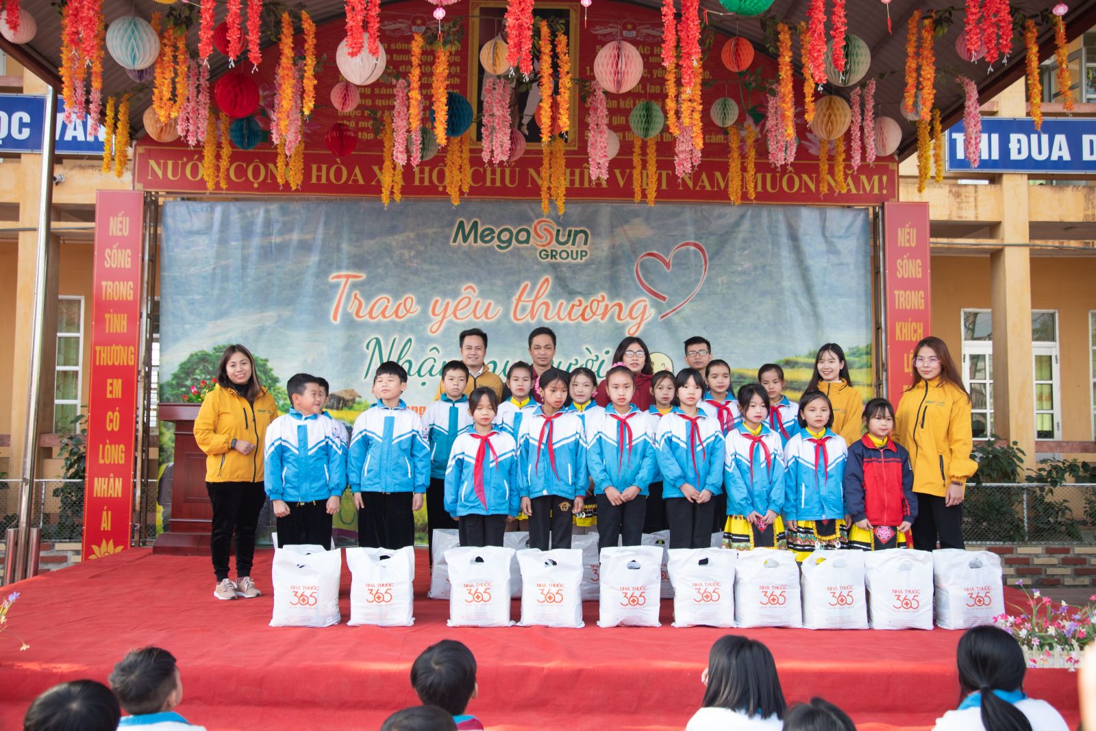 TRAO YÊU THƯƠNG NHẬN NỤ CƯỜI