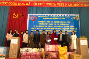 Cán bộ giáo viên, cha mẹ học sinh trường THPT Hoàng Văn Thụ (Hoàng Mai-Hà Nội) và các nhà tài trợ: Công ty Tuấn Việt, Du lịch Ấn Tượng, Công ty MTE, Nhà may Hùng Nhật, Gia đình Thiện Tâm Duyên Vạn Liên Hoa thăm và tặng quà nhà trường.